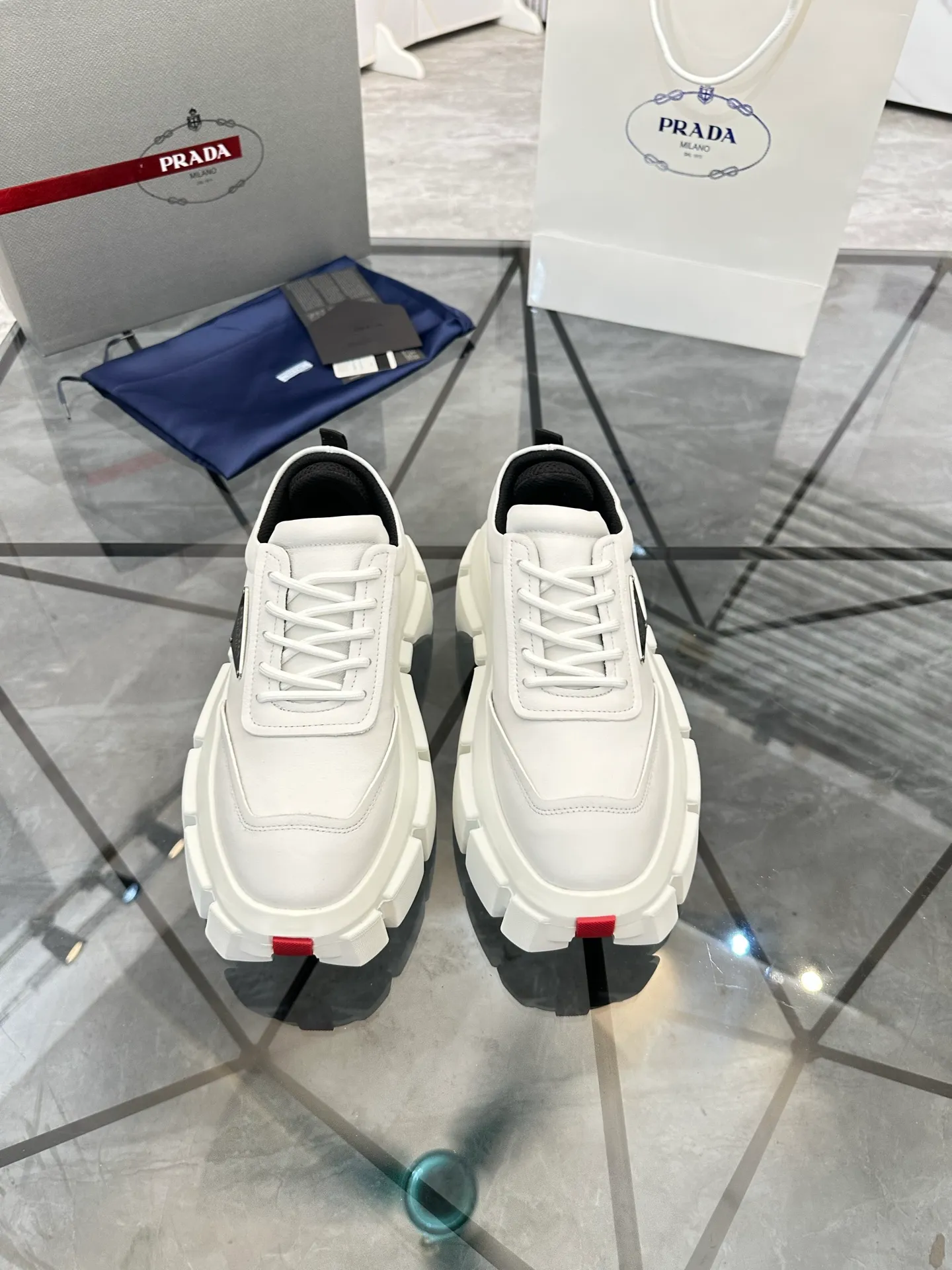 Selling men's shoes 💰: 💰P560¥ High-end top quality Product trademark: Prada * "Prada*" low-top casual shoes Regular size: 35-45 (can be customized to 46) Couple style Product material: imported first-layer cowhide leather upper, breathable lining, original outsole. No.: H201